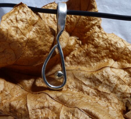 Anhänger mit Goldkugel