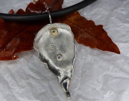 Anhaenger in spitz auslaufender Form, mit Goldkugel und Silbergranulation