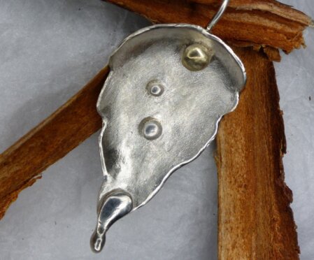 Anhaenger in spitz auslaufender Form, große Oese, mit einer Goldkugel und mehreren Silbergranulatinen, maximale Abmessungen 36 mm x 20 mm 