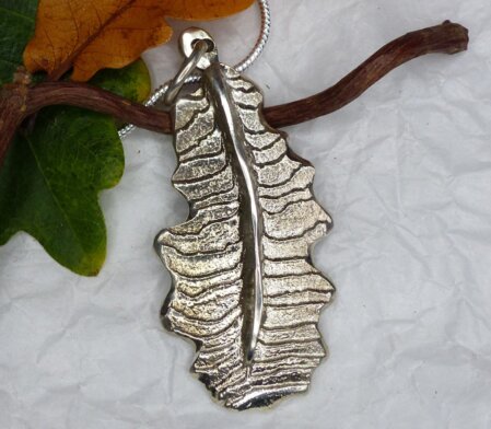 Anhaenger in Eichenblatt-Form als Sepiaguss. Massiv Silber. 