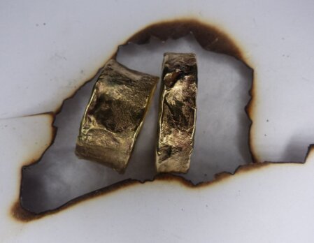 Eheringe aus 333er Gelbgold, geschmort und mit gehaemmerten Kanten. Breite: 9mm und 5mm.