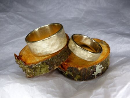 Sonderanfertigung S017 Massive, schwere Gelbgoldringe mit Hammerschlagstruktur. Eismatte Oberflaeche. Ringbreiten in 10 mm und 6 mm. Materialstaerke 1,5 mm. Komplett in 333er Gelbgold.