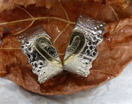 Ausgefallene Eheringe mit Herz No. 2. Ringe aus Silber mit Goldherz. Unikate von Schmuckspektakel.<br /><br />