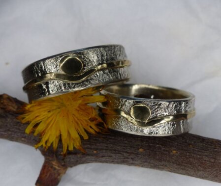 Unikat-Eheringe mit Goldband und runder Goldauflage.
