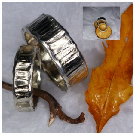 Massive, schwere Trauringe aus Sterlingsilber mit markanter Hammerschlagstruktur. Passend dazu gehaemmerte Kanten.