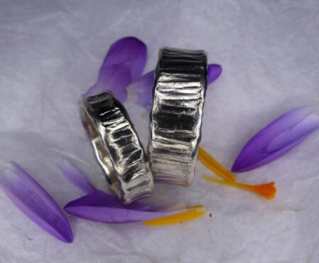 Schwere, massive Trauringe aus Sterlingsilber mit markanter Hammerschlagstruktur und dazu passend gehaemmerten Kanten. Ringbreiten 7mm  und 5mm. Materialstaerke ca. 1,8 mm.