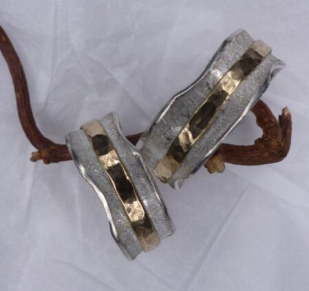 Trauringe mit Dreh Vol. 3 Trauringe mit breitem, gehaemmertem Spielring aus 333 Gelbgold. Breite 8 - 9 mm.