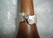 Interessanter Silber-Ring mit Gold-Nugget und extravaganter Form