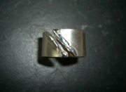 Silber-Ring mit auffällig geschmorter Frontund Goldnugget