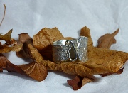 Silber-Ring mit ausgefallener Frot und Goldkugel, geschmort
