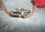 Außergewöhnlicher Ring aus 925er Silber mit halbrunder Schiene